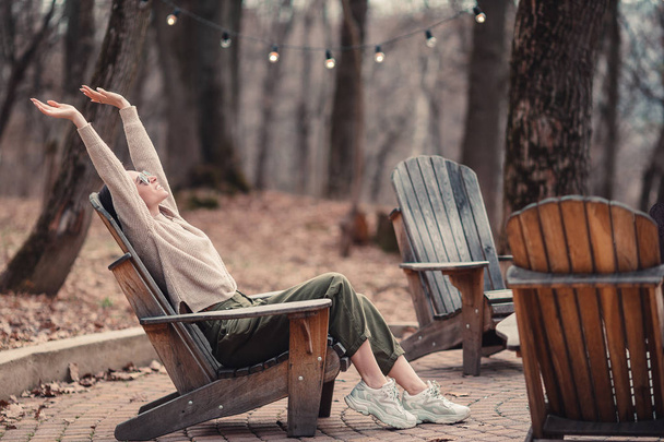 Nainen rentoutumassa metsässä viikonloppuna
 - Valokuva, kuva