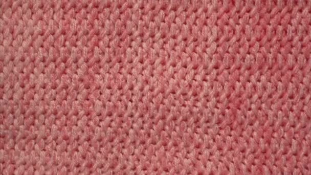 Sentetik kumaş kazak, bir tekstil mağazasında mercan renkli kumaş.  - Video, Çekim