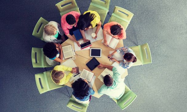 groupe d'élèves avec tablette PC à la bibliothèque de l'école
 - Photo, image