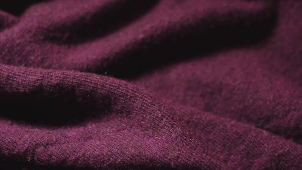 Bir tekstil mağazasında bordo renkli sentetik kumaş dokusu.  - Video, Çekim