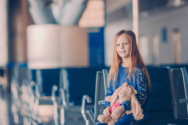 Little kid in airport waiting for boarding - 写真・画像