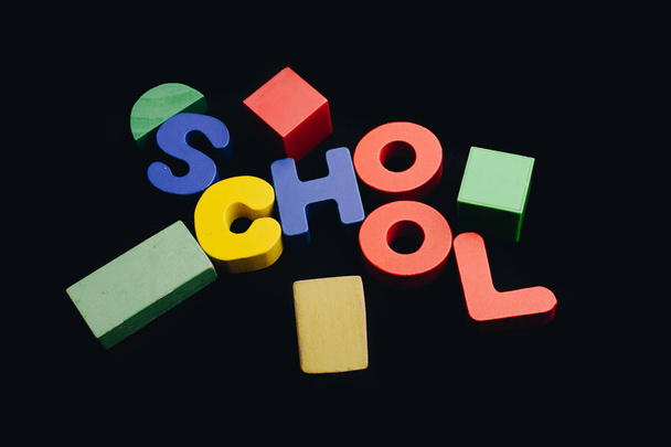 Letité písmo na školách v barevných dřevěných písmenech - Fotografie, Obrázek