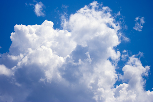 Hermosas nubes en el cielo azul - Foto, imagen