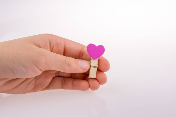 Clothespin z heartshape w ręku - Zdjęcie, obraz