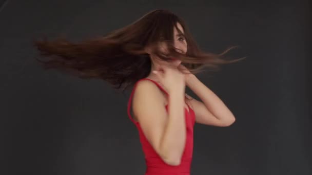Сексуальна жінка крутиться і танцює на чорному ізольованому фоні
 - Кадри, відео