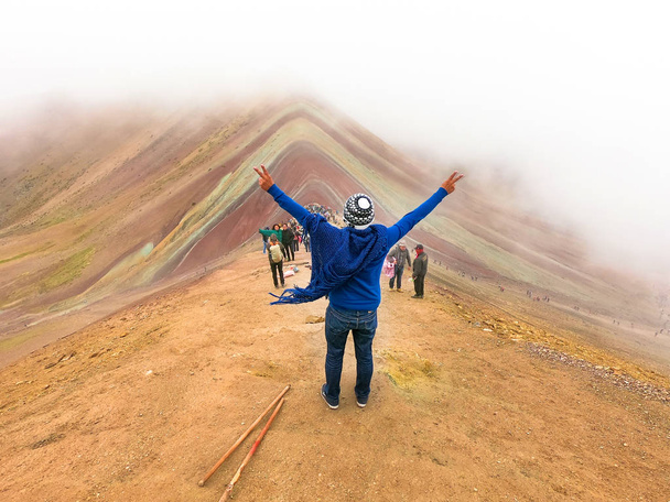 Молодий чоловік турист насолоджуючись видом неймовірні гори веселки за межами Куско, Перу. - Фото, зображення