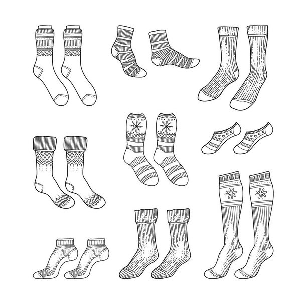 黒の刻まれた靴下の描画。インク手描きのベクトルイラストで設定された冬の暖かいクリスマスストッキング - ベクター画像
