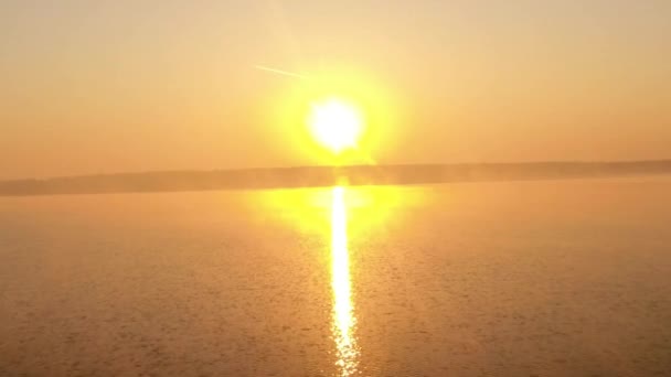 Εναέρια θέα του ελικοπτέρου που πετάει κατά τη διάρκεια του πανέμορφου ηλιοβασιλέματος στη Γερμανία - Πλάνα, βίντεο