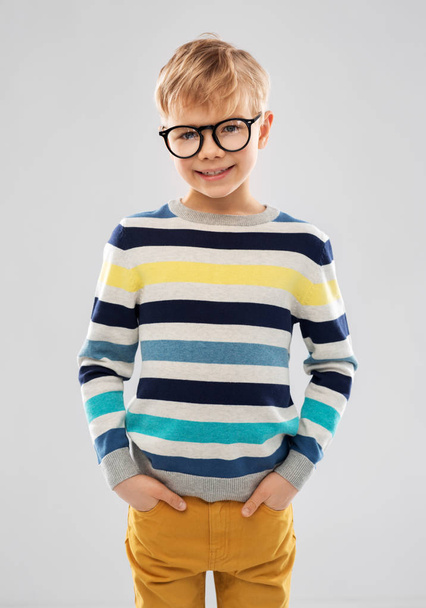 lachende jongen in glazen en gestreepte Pullover - Foto, afbeelding