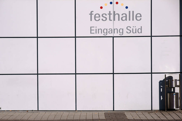 Fésthalle Fair Frankfurt/moderní architektura na slunci u jižního vchodu do Festhalleského veletrhu Frankfurt nad Mohanem - Fotografie, Obrázek
