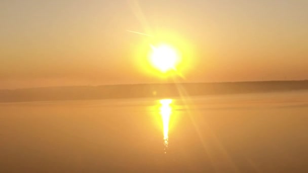 Widok lotniczy helikoptera latającego podczas wspaniałego zachodu słońca w Niemczech - Materiał filmowy, wideo