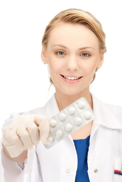 Médecin féminin avec un paquet de pilules
 - Photo, image