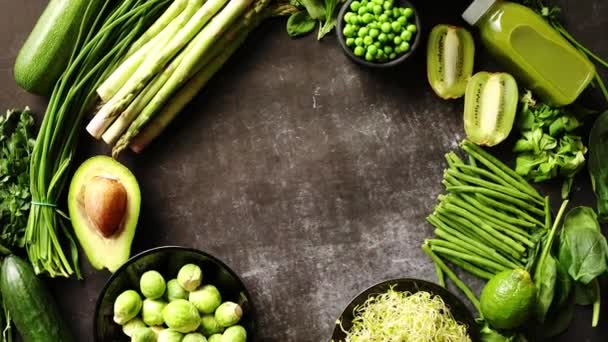Avokado, brokoli, elma, smoothie ile yeşil sağlıklı besin bileşimi... - Video, Çekim