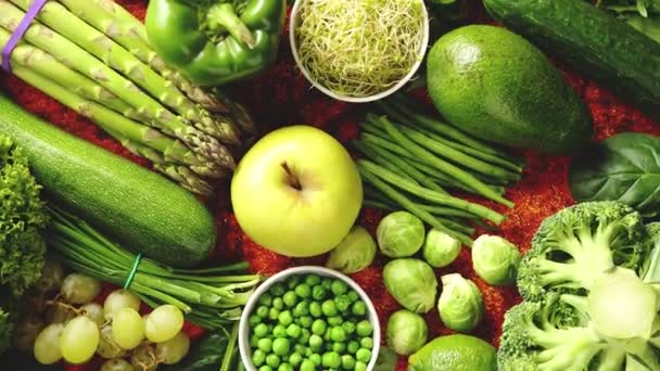 Surtido de verduras y frutas verdes frescas colocadas en un metal oxidado - Imágenes, Vídeo