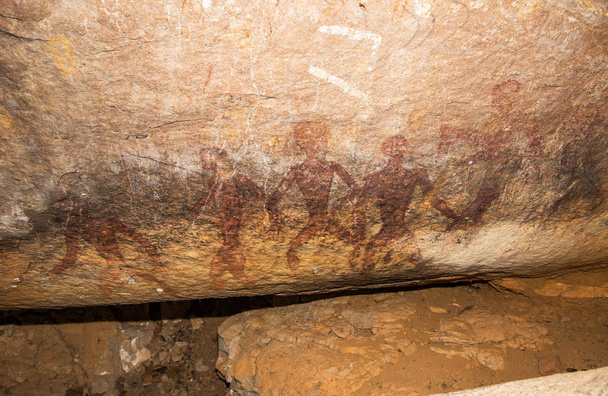 Bin yıl önce bölgede yaşayan insanlar tarafından kırmızı renkle boyanmış kaya üzerinde eylemlerde erkeklerin prehistoriprehistoric resim. Bu resim Phu Phra yarasa tarihi park, Udon Thani, Tayland bulunan. - Fotoğraf, Görsel