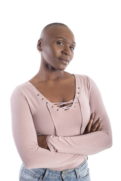 Чорношкіра афроамериканська жіноча модель з зачіскою на лисині в рожевій сорочці на білому тлі виглядає скептично і сумнівно
 - Фото, зображення
