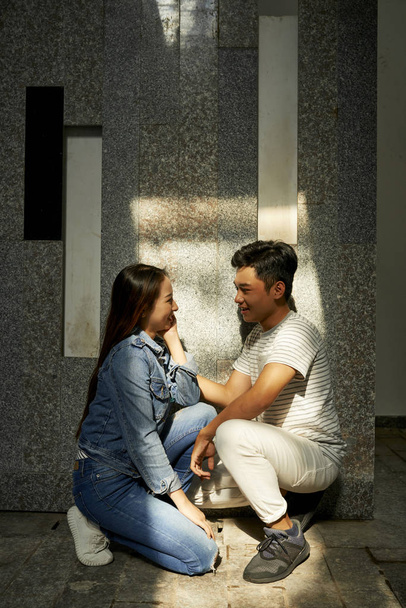 Jeune petit ami vietnamien et petite amie parlant et se regardant
 - Photo, image