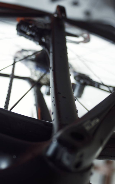 Gros plan de roue de vélo avant, moyeu et rayons de vélo de route
 - Photo, image