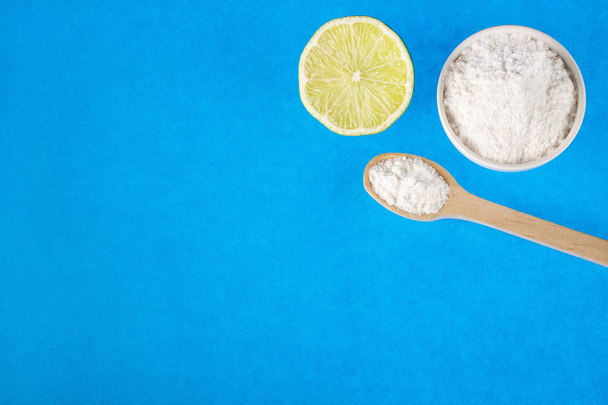 Baking soda with lemon - Citrus limon. Text space - Zdjęcie, obraz