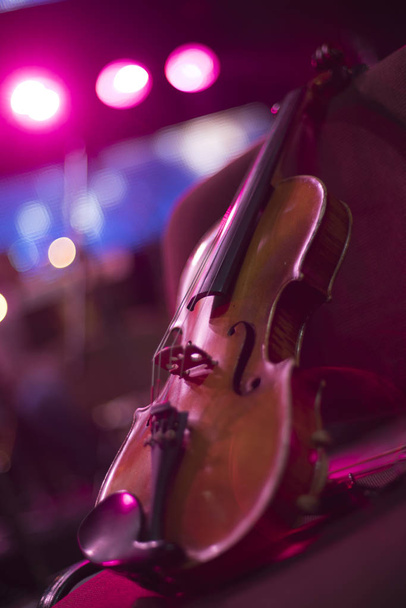 violín en un concierto
 - Foto, Imagen