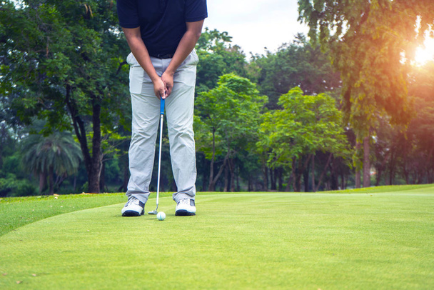 Golfista mettendo il golf nel buco nel bellissimo campo da golf. Il
 - Foto, immagini