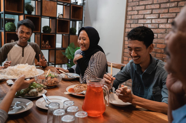 asian muslim family dinner together. break fasting - Фото, изображение