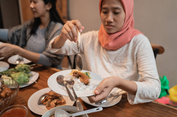 muslim woman having dinner together - Фото, зображення