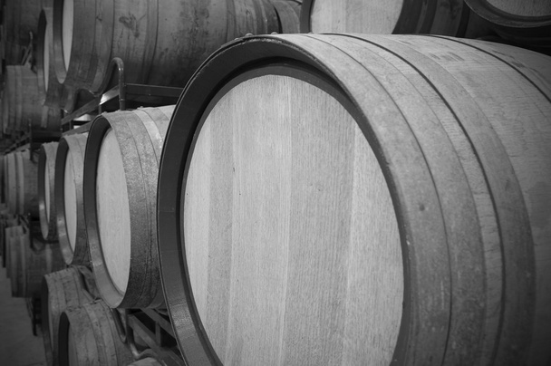Barris de vinho em uma adega envelhecida
 - Foto, Imagem