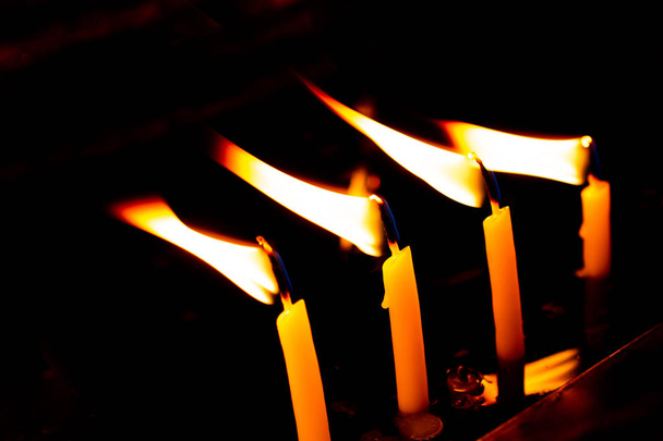  горящая свеча для освещения в виде фона
 - Фото, изображение