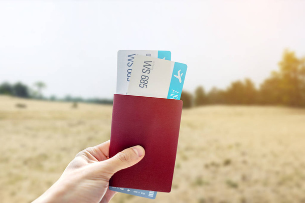 Ручний Холдинг паспорт і два квитки на тлі піщаного пляжу Ольхон. Подорож в красивих місцях - Фото, зображення