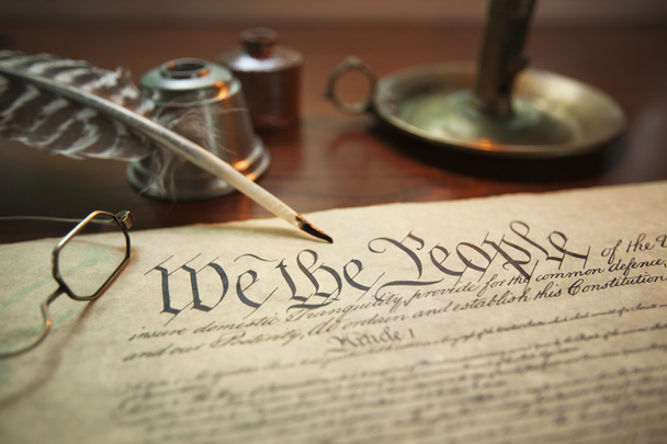 Verfassung der Vereinigten Staaten mit Federkiel, Gläsern und Kerzenständer - Foto, Bild