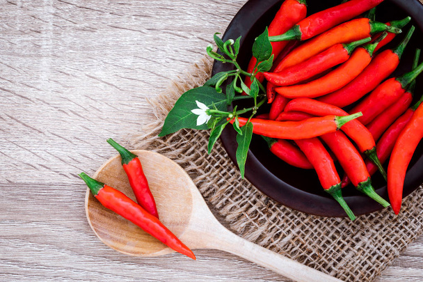 świeży czerwony papryka chili na stole, bogaty przeciwutleniacz ziołowe żywności - Zdjęcie, obraz