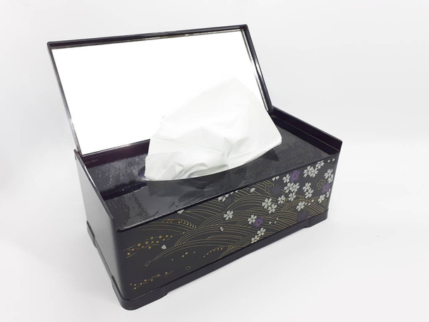 白い孤立した背景の黒い花柄ティッシュボックス化粧品 - 画像  - 写真・画像