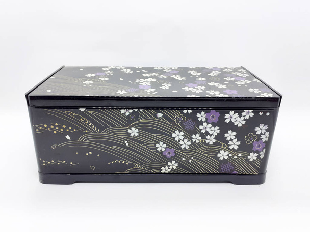 Czarny kwiatowy wzór Tissue Box kosmetyki w białym białym tle-obraz  - Zdjęcie, obraz