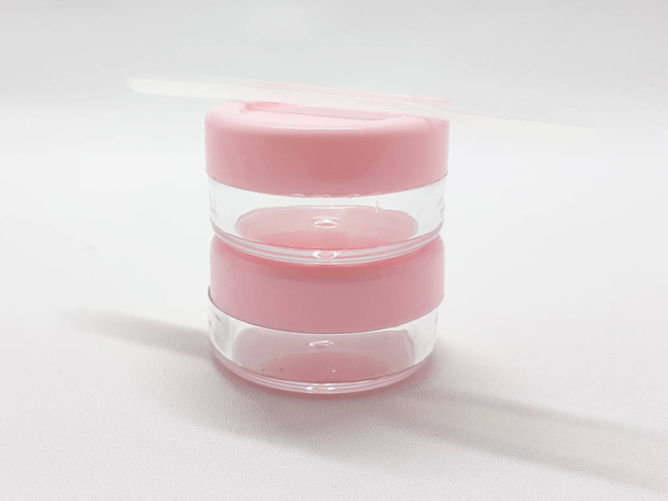 Recipiente de creme de cosméticos para mulher beleza em fundo isolado branco - Imagem
  - Foto, Imagem
