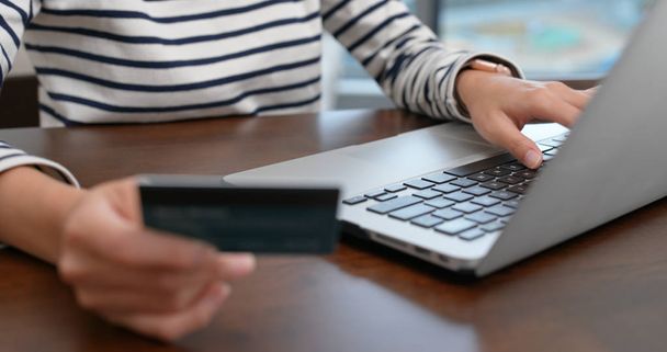 Femme utilisation de l'ordinateur portable pour les achats en ligne
 - Photo, image