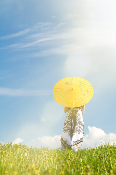 Mädchen mit Sonnenschirm auf Wiese, Linsenschlag - Foto, Bild