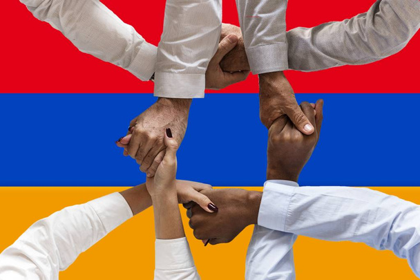 Bandera de Armenia, integración de un grupo multicultural de jóvenes
 - Foto, imagen