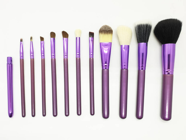 Set van cosmetische penselen voor make-up. Geïsoleerd op witte achtergrond-afbeelding - Foto, afbeelding