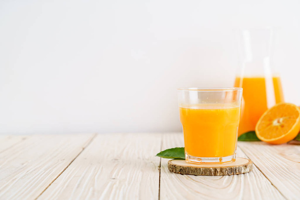Fresh orange juice on wood background - Valokuva, kuva