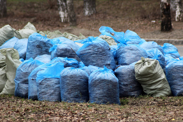 Pila de bolsa de basura translúcida en el paseo lateral
 - Foto, Imagen