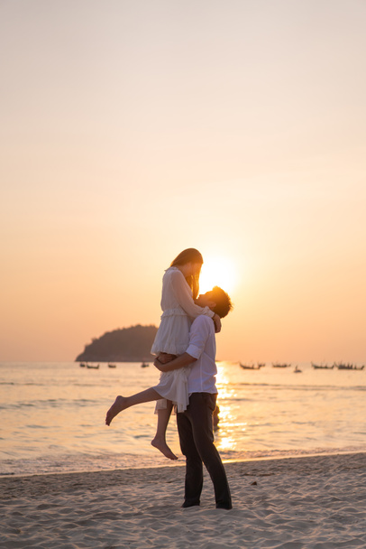 glückliches Paar auf Hochzeitsreise am tropischen Sandstrand in Su - Foto, Bild