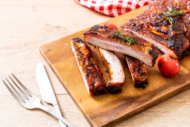 Gegrilde barbecue ribben varkensvlees - Foto, afbeelding