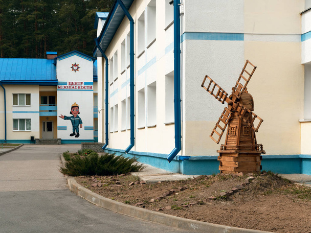 Gomel, Białoruś-21 kwietnia 2019: liceum w Ministerstwie sytuacji nadzwyczajnych. Terytorium z budynkami edukacyjnymi i barakami. - Zdjęcie, obraz