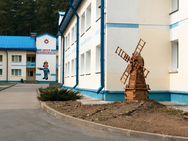Gomel, Wit-Rusland-21 april 2019: Lyceum van het ministerie van noodsituaties. Grondgebied met educatieve gebouwen en kazernes. - Foto, afbeelding