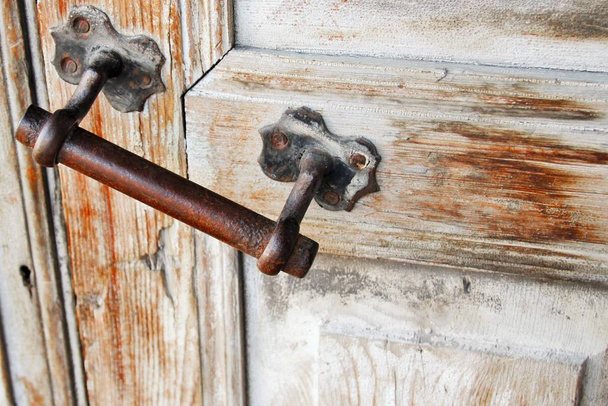 Παλιό χερούλι της πόρτας στην πόρτα του ξύλου, υψηλή αντίθεση, φυσικό χρώμα. - Φωτογραφία, εικόνα