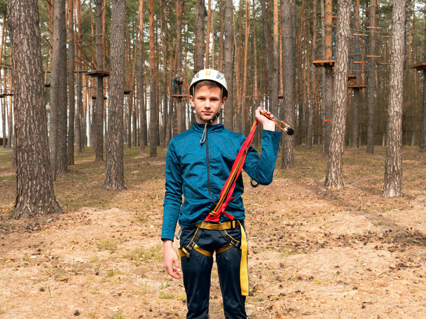Corde ville parcours d'obstacles sur les arbres pour les adolescents
 - Photo, image