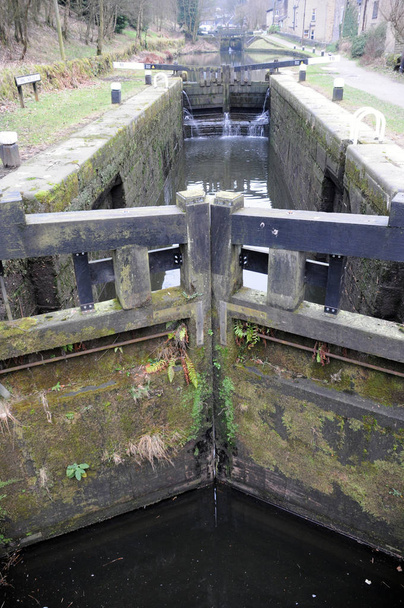 velhos portões de bloqueio de madeira no canal de barco estreito de rochdale
  - Foto, Imagem