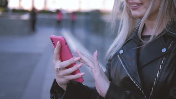 woman browsing smartphone hands social networking - Video, Çekim