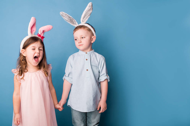 crianças com orelhas de coelho
 - Foto, Imagem